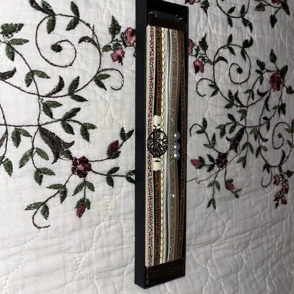 Desimtion gold bracelet